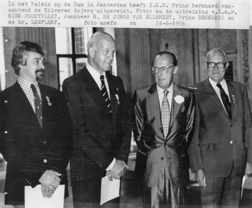 406505 Afbeelding van de uitreiking van Zilveren Anjers door Prins Bernhard in het Koninklijk Paleis te Amsterdam, met ...